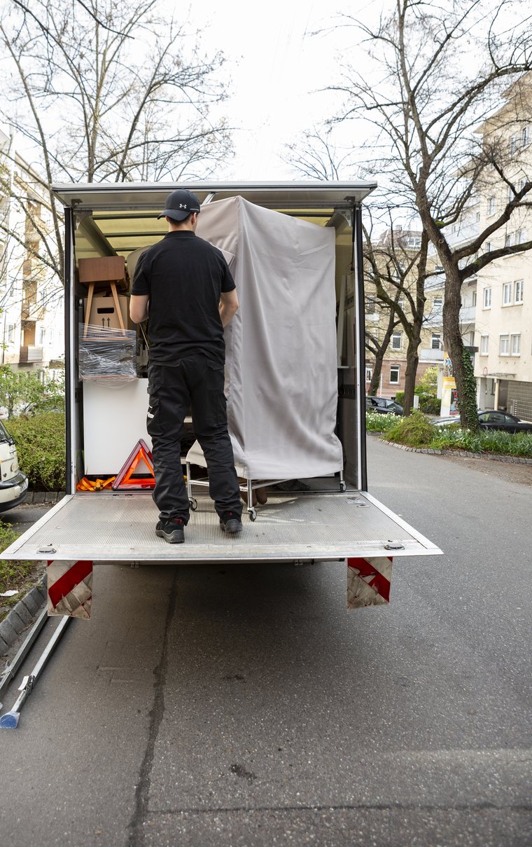 Geschütztes Möbelstück wird in den Umzugswagen verladen