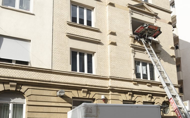 Möbelaufzug vor einem Mehrfamilienhaus in Stuttgart-West