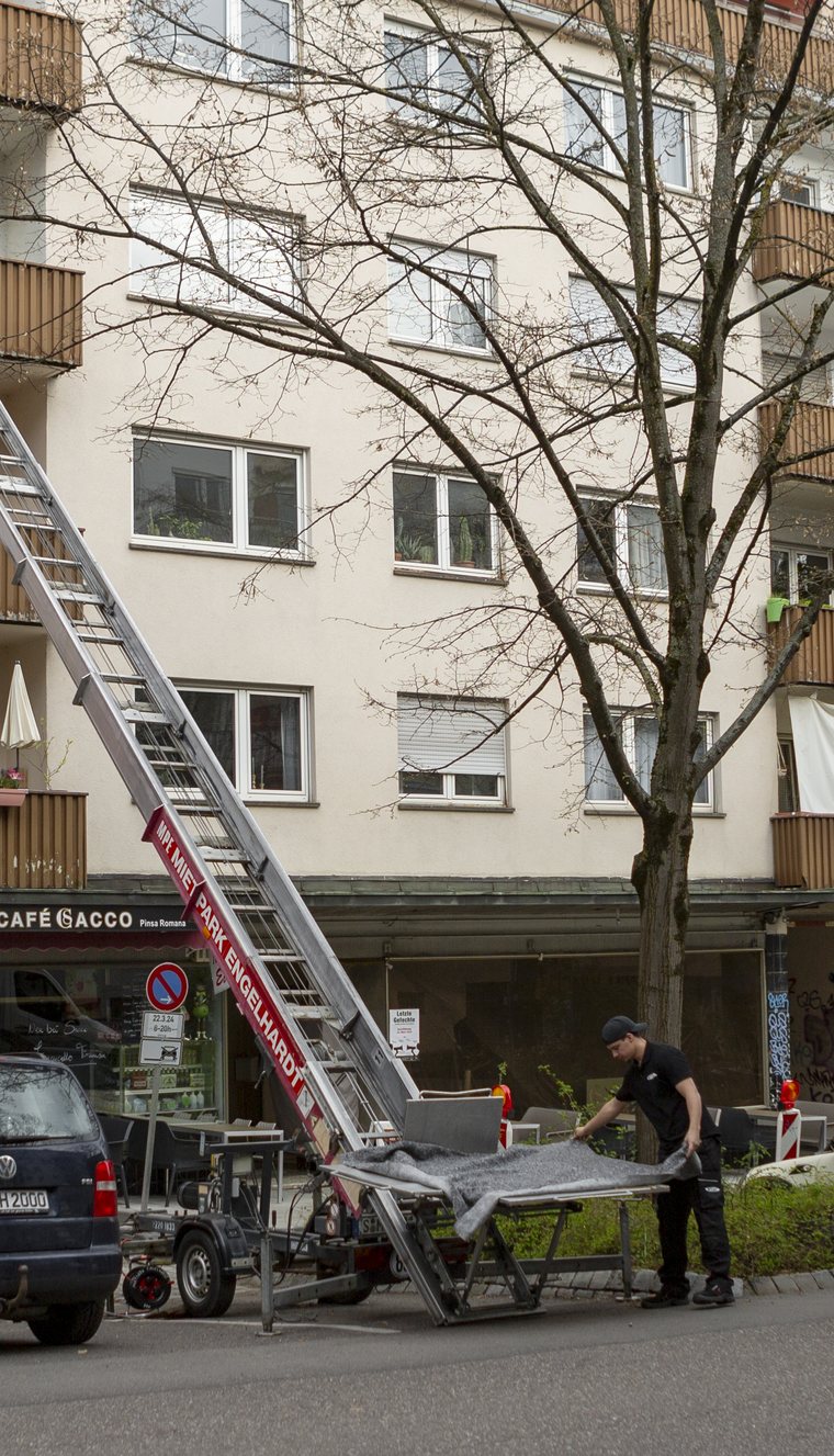 Ein verpacktes Möbelstück wird über den Möbelaufzug befördert
