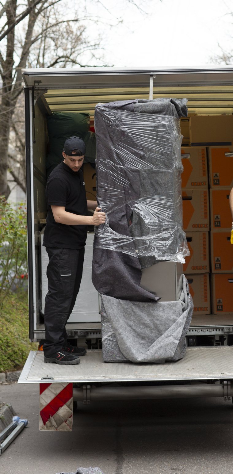 Geschütztes Sofa wird für den Transport über einen Möbelaufzug vorbereitet