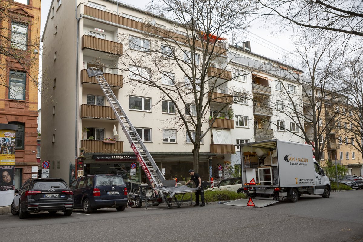 Möbellift an einem Mehrfamilienhaus in Stuttgart, ein Mitarbeiter belädt die Plattform