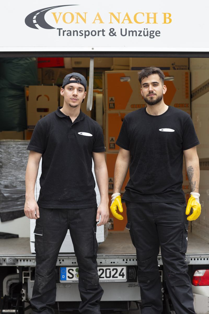 Das Team von Von A nach B vor dem geöffneten Umzugswagen