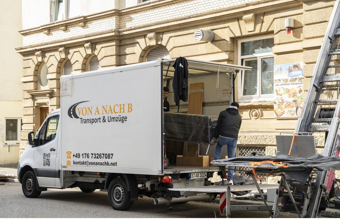 Umzugswagen von Von A nach B beim Beladen in einer Stuttgarter Straße